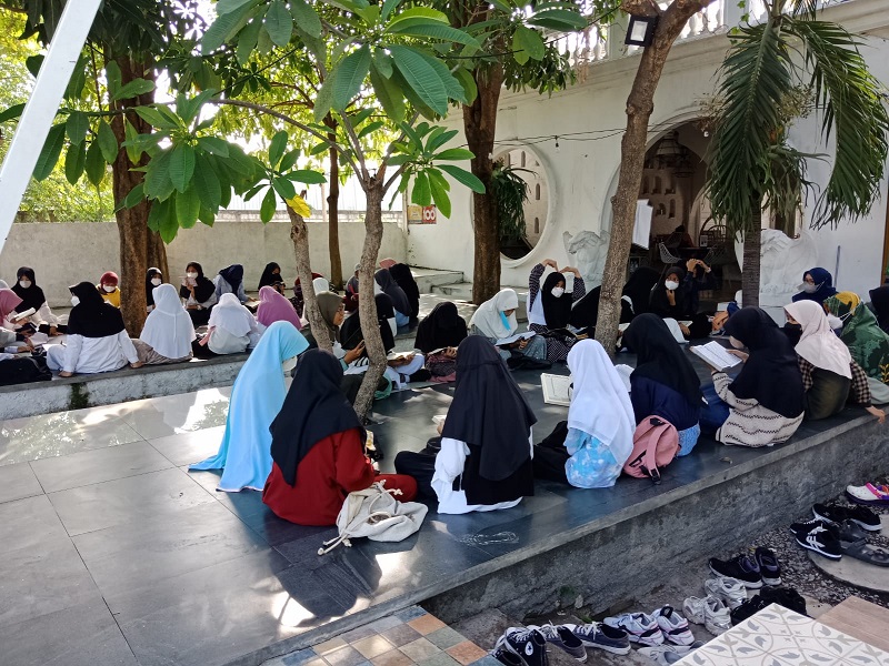 Asyiknya Quran Day Siswa Spemdalas Dengan Nuansa Outdoor PWMU CO