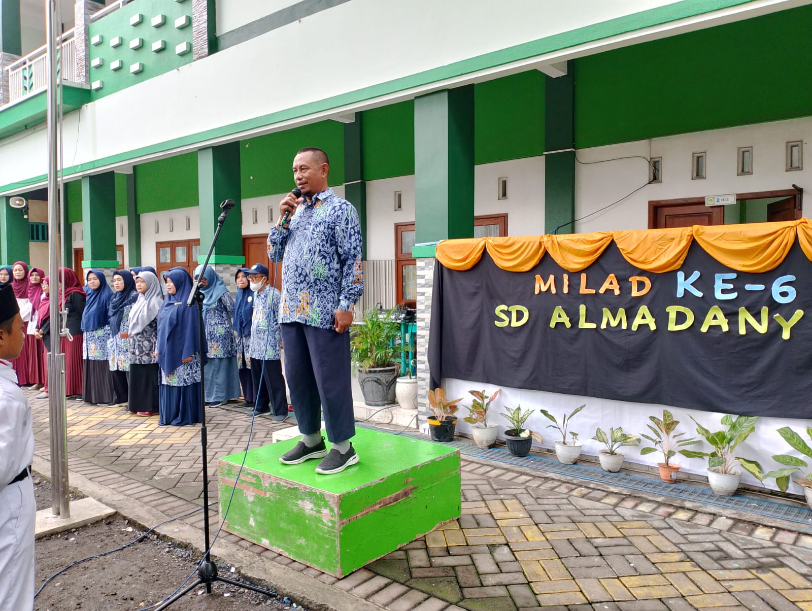 Ketua PRM Menangis Di Milad Ke 6 SD Almadany PWMU CO Portal Berkemajuan