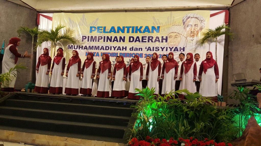 Paduan suara menyanyikan mars Indonesia-Muhammadiyah-Aisyiyah dalam pelantikan bersama PDM-PDA Kota Kediri 2015-2020