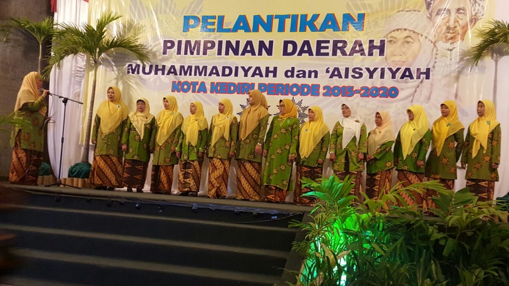 Ketua PW Aisyiyah Jatim, Dra Siti Dalilah Candrawati MAg, melantikan Ketua dan Anggota Pimpinan Daerah Aisyiyah (PDA) Kota Kediri 2015-2020