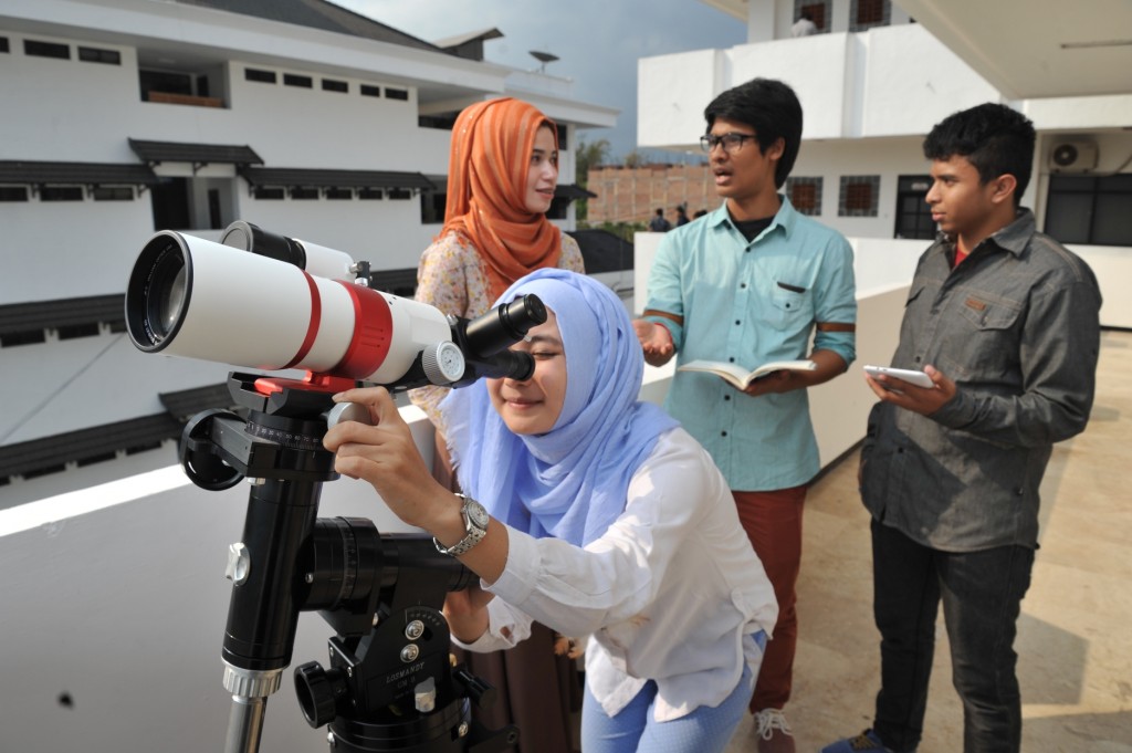 Mahasiswa UMM saat menggunakan astrofotografi (foto: humas umm)