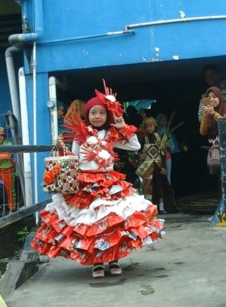 Siswa Tk Ini Rancang Busana Dari Tas Kresek Dan Karung