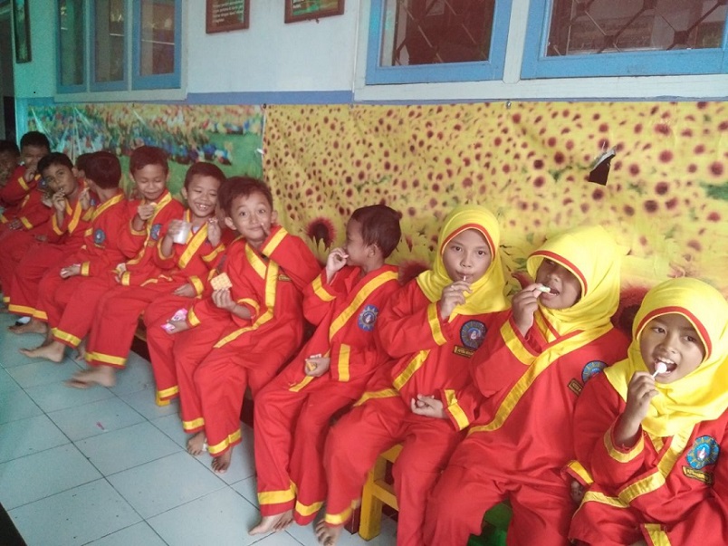 Makan Minum dengan Tangan Kanan Jadi Budaya di Sekolah Ini 