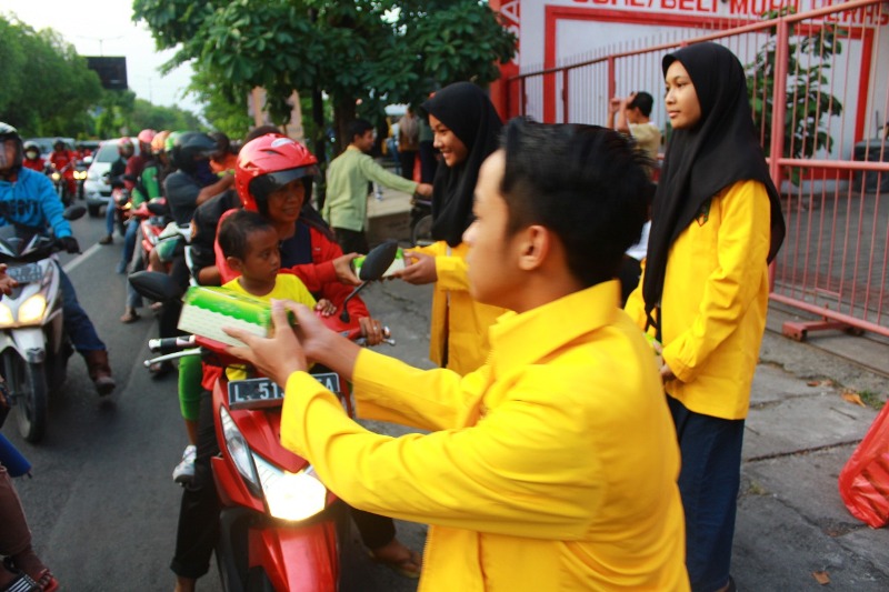 Makanan Berbuka Merayakan Kelulusan Para Siswa Ini Berbagi Makanan Berbuka 