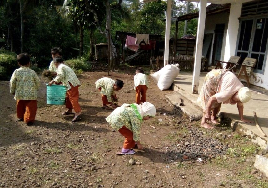 fenomena geografi di lingkungan sekitar Mundurkan Sehari Masuk Sekolah Pertama Punguti Sampah di 