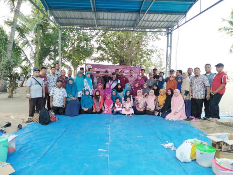 Di Pantai Kelapa Panyuran Ini Silaturahmi Dan Perpisahan