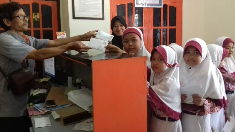 Anak Zaman Now Mengunjungi Kantor Pos Untuk Mengenal Perangko | PWMU.CO ...