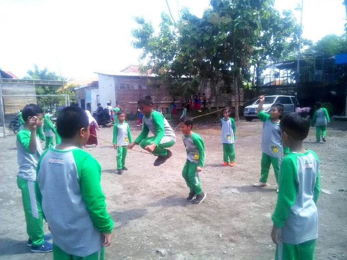 Seru! Main Lompat Tali dan Tarik Tambang Membikin Ketagihan | Pwmu.co - Halaman Swkolah Digambar Permainan Tradisional