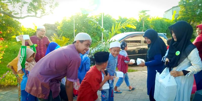 Sekolah Ini Berbagi Takjil Sekaligus Mengajari Siswa Bertamu Pwmu Co