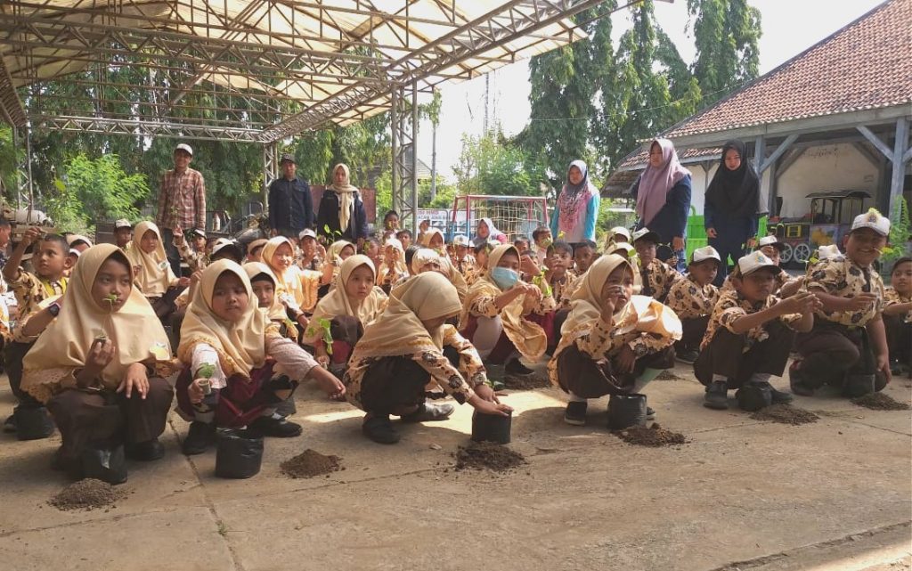 Siswa SDM 12 Surabaya Belajar  Tanam Cabai di Puspa Lebo 