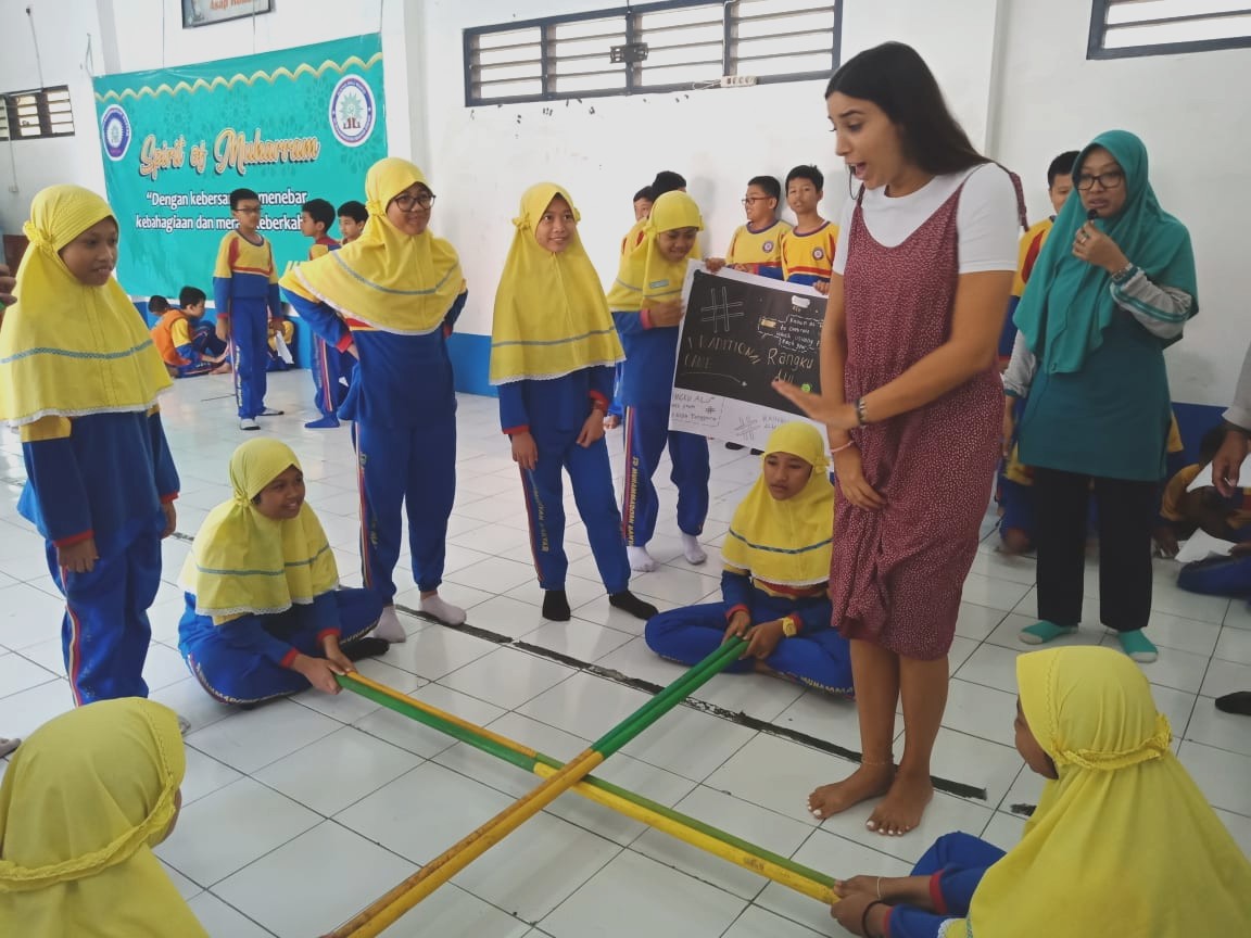 Gadis Siswa Bermaian Dolanan Tradisional bersama Siswa  SDMM Gadis  