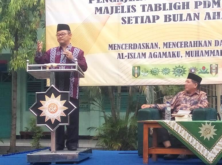 Sekum PP Muhammadiyah Abdul Mu'ti mengisi pengajian di PDM Nganjuk.