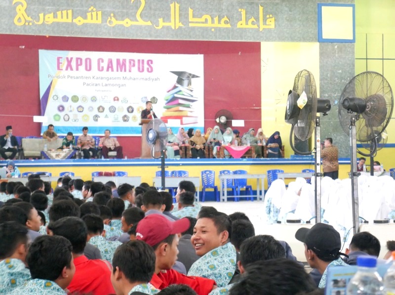 Pembukaan Campus Expo di aula Pesantren Karangasem dihadiri ribuan siswa. (Fathan Faris Saputro/PWMU.CO)