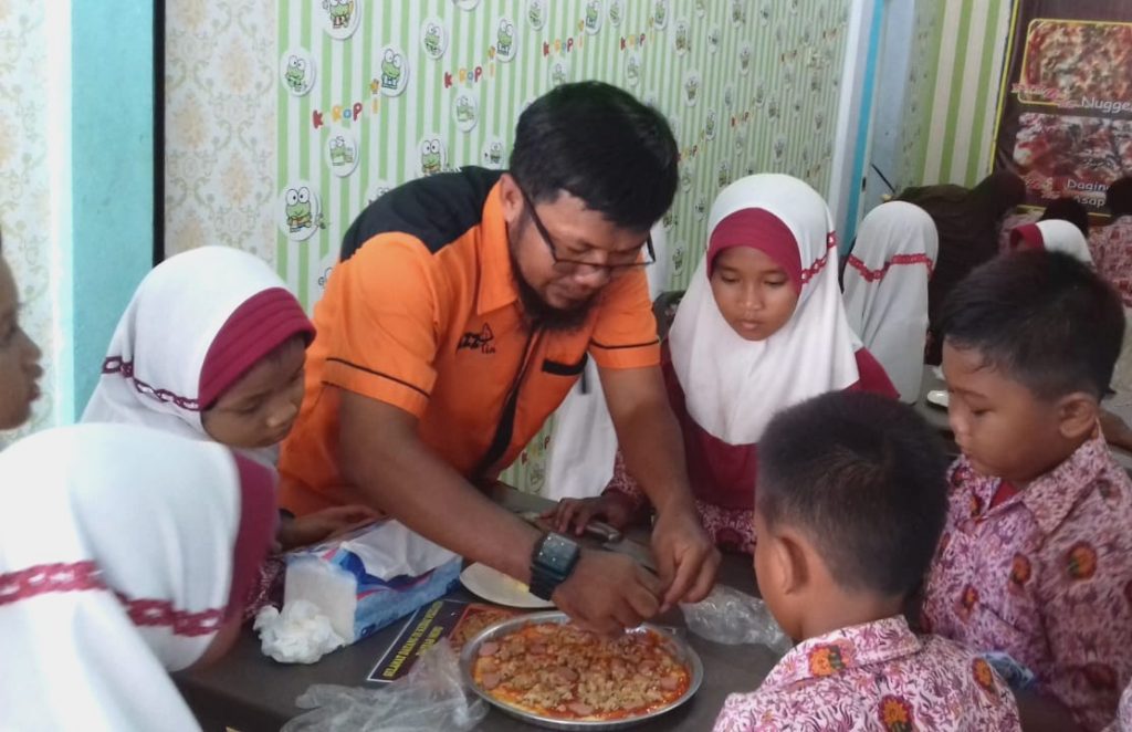 Siswa Sekolah Dasar Muhammadiyah 1 Wringinanom (SD Muwri) Gresik mengikuti outing class (pembelajaran di luar kelas), membuat pizza di Kedai Pizzatin.