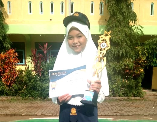 MTs Muhammadiyah 5 Daun Sangkapura Bawean berhasil meraih satu gelar dalam English Contest International Class Program E-Bawean.