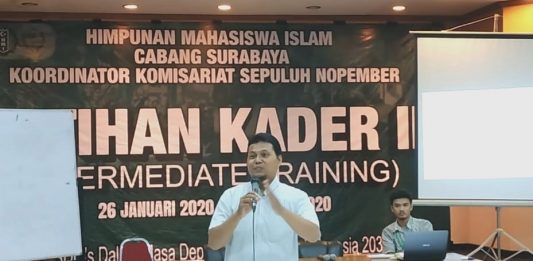 Sugeng Purwanto menyampaikan materi ada kampung Islam di Majapahit di Latihan Kader II HMI Cabang Surabaya Koordinator Komisariat Sepuluh November. (Aqil Rausanfikr Mohammad/PWMU.CO)