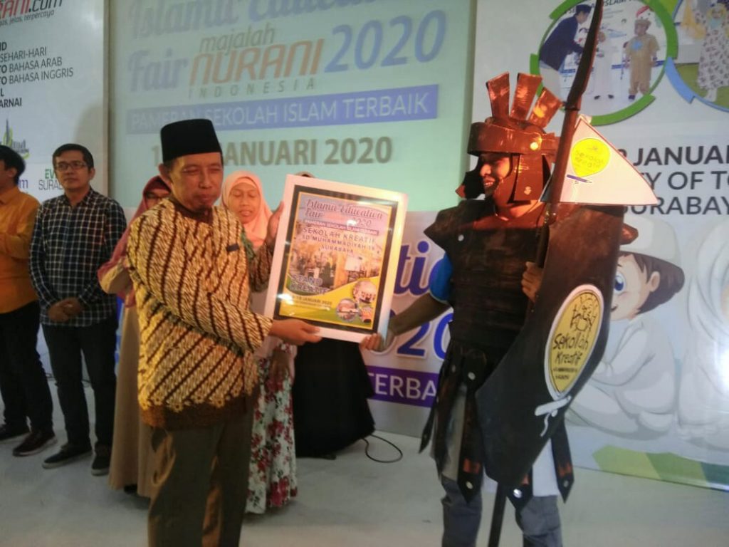 Sekolah Kreatif SDM 16 Surabaya meraih penghargaan sebagai Juara Stand Terkreatif dalam Islamic Education Fair yang diadakan Majalah Nurani.