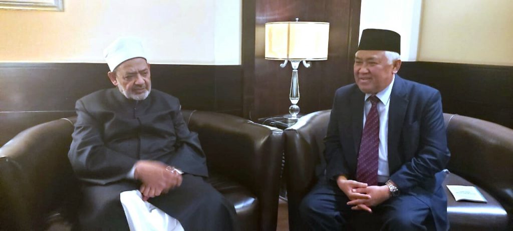 Din Syamsuddin-Syaikh Al Azhar Ahmad At-Thayyib membahas MoU dengan Muhammadiyah yang pernah diteken pada tahun 2003 lalu.