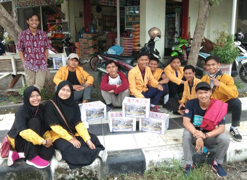 Kader IPM berisitirahatdi Pasar Lamongan usai menggalang dana untuk korban banjir Jakarta.