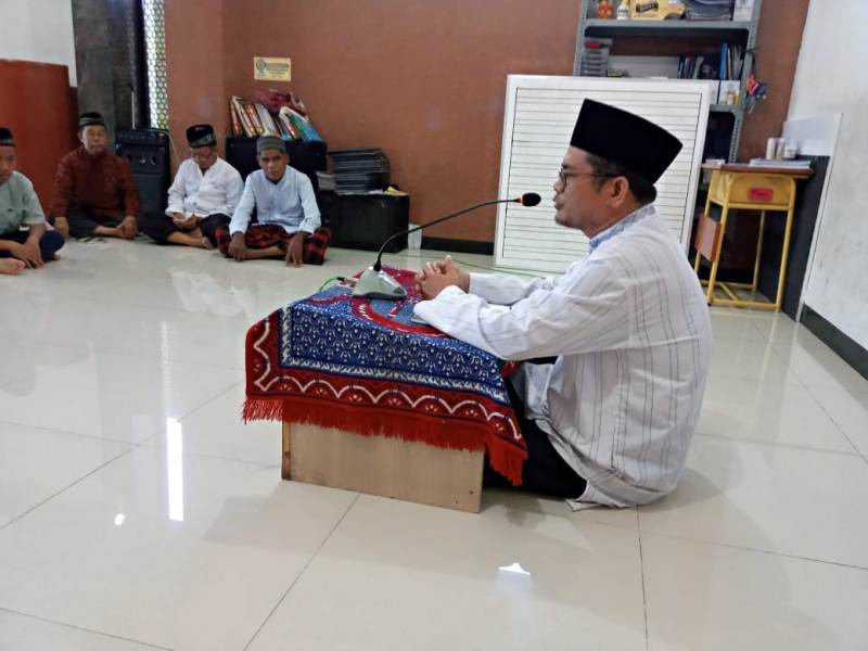 Pengajian Ahad PCM Lakarsantri diisi oleh ketua Majelis Tabligh PDM Surabaya Suhadi M. Sahli.