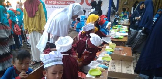 Siswa SDM 1 Banyuwangi peserta lomba menghias cupcake. (Yulia Febrianti/pwmu.co)