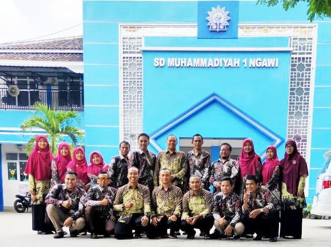 Rombongan SD Mumtaz bersama Kepala SD Muhasa Ngawi berfoto di gedung Muhasa. (Siyam/PWMU.CO)