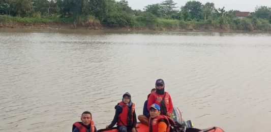 Tim SAR Gabungan Gresik menyusuri Bengawan Solo mencari jasad orang yang melompat dari Jembatan Sembayat.(Ferdian/PWMU.CO)