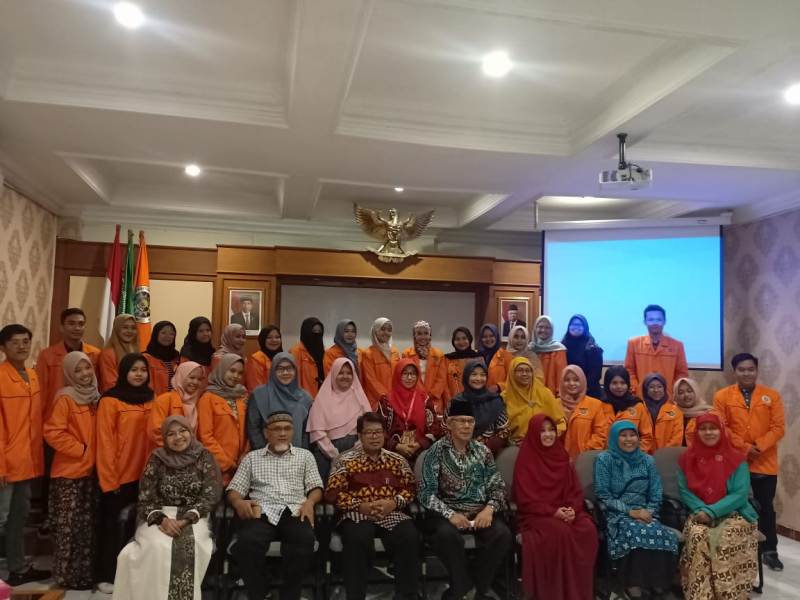 Sebanyak 31 orang mahasiswa UAD Yogyakarta yang akan ke luar negeri bersama Wakil Rektor 1 Prof Dr Sarbiran. (Affan/PWMU.CO)