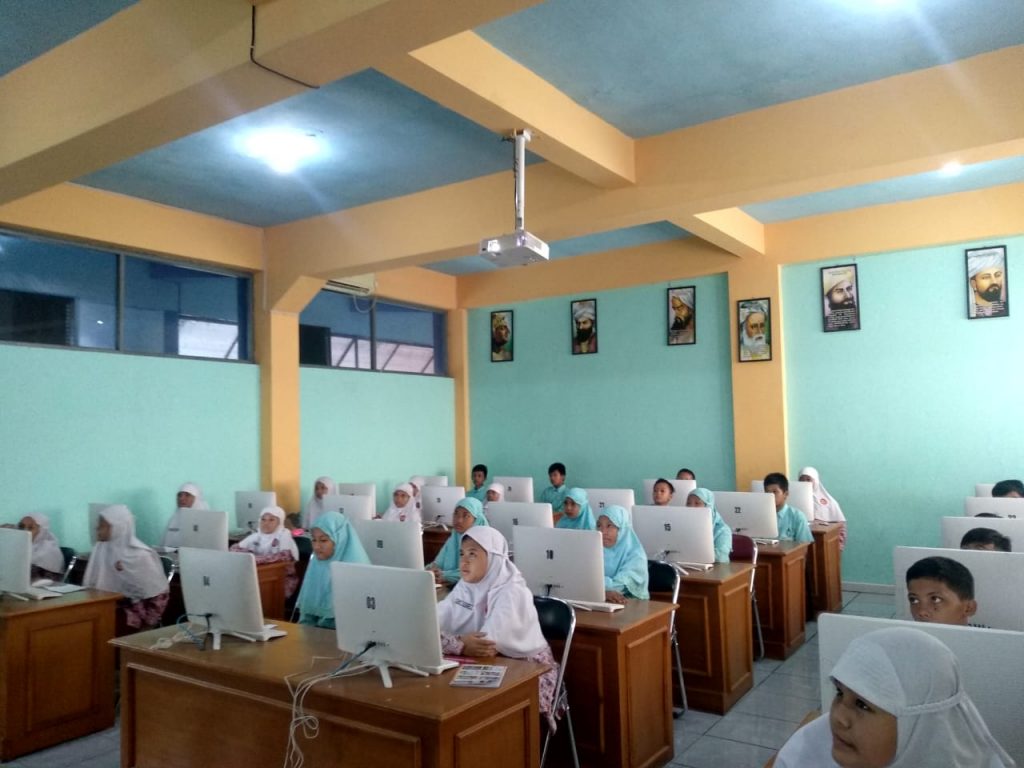 Siswa-siswi SD/Mi Se-Kabupaten Gresik ikuti Try Out berbasis Komputer di Laboratirum Spemutu (Awiyan/PWMU.CO)