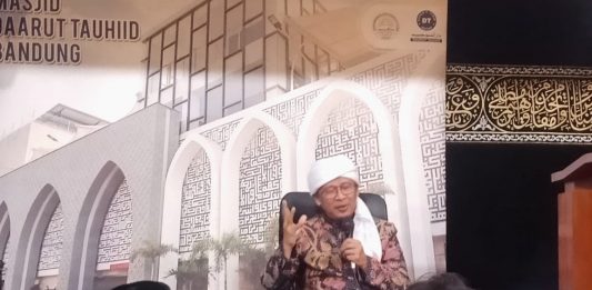 Aa Gym: kita ini hamba Allah atau hemba keinginan? Aa Gym menyampaikan itu dalam kajian Kitab al-Hikam di Pesantren Daarut Tauhid, Bandung.