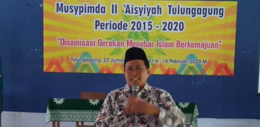 Aji Damanuri mengupas tiga golongan pengguna medsos jamaah Muhammadiyah di Musypim PDA Tulungagung. (Hendra/PWMU.CO)