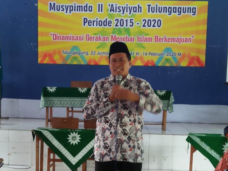 Aji Damanuri mengupas tiga golongan pengguna medsos jamaah Muhammadiyah di Musypim PDA Tulungagung. (Hendra/PWMU.CO)