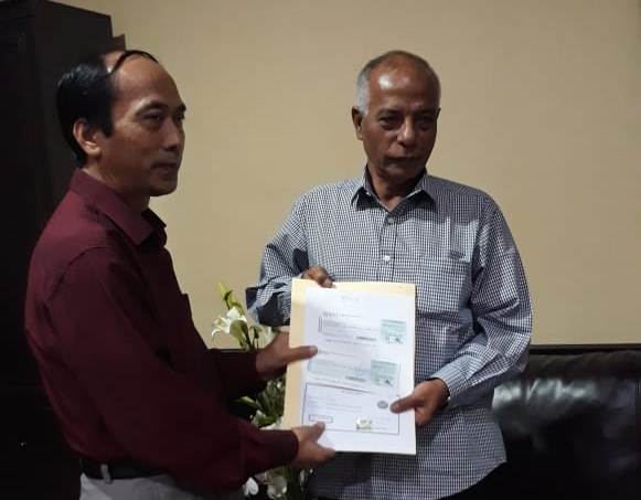 Hidayatulloh, kiri, dan Manajer Semeru FC Gathan Thoriq menunjukkan surat akuisisi Semeru FC. (Faisol/PWMU.CO)