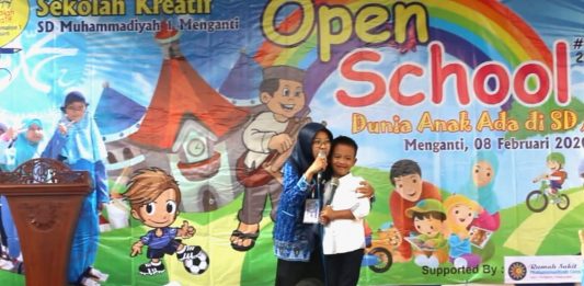 Anak hebat ABK (anak berkebutuhan khusus) ini berhasil memukau panggung Open School Ke-5 Sekolah Kreatif SD Muhammadiyah 1 (Musi) Menganti Gresik.