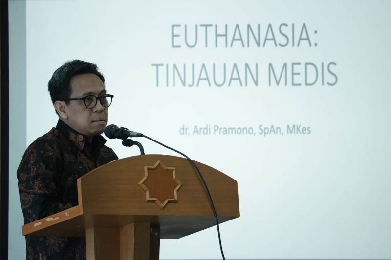 Dr Ardi Pramono membahas euthanasia dalam halaqah Majelis Tarjih dan Tajdid di UMY. (Affan/PWMU.CO).