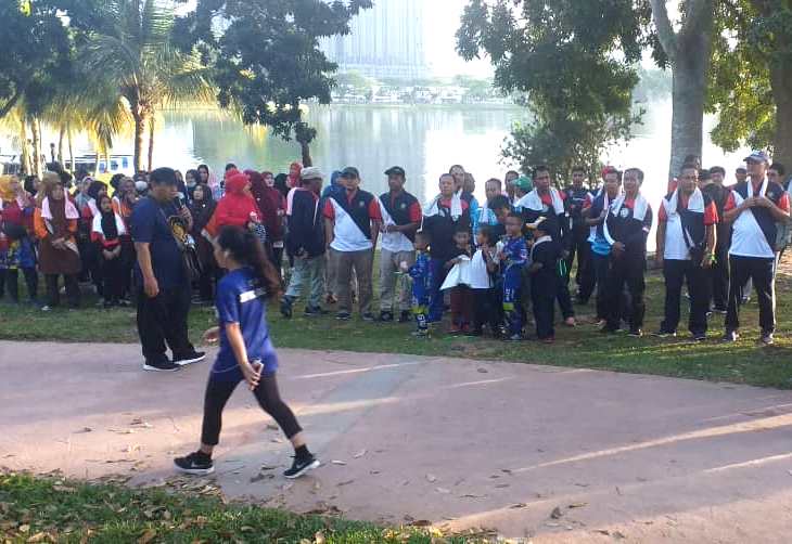 Buruh migran keluarga dan mahasiswa Indonesia meramaikan jalan sehat PCIM Malaysia di Taman Tasik Ampang Kuala Lumpur. (PCIM/PWMU.CO)