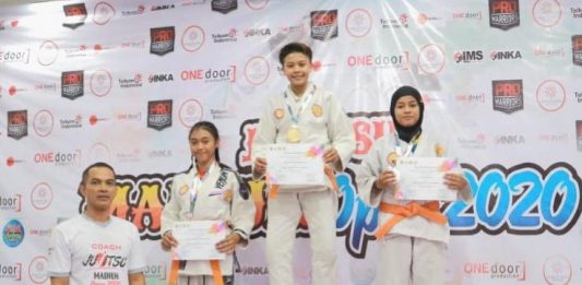 Srikandi Jujitsu Spemaju Cerme kembali meraih juara. Kali ini, Fara Nur Sabila, siswa kelas IX, berhasil merebut medali perak dalam Jujitsu Madiun Open 2020, Jumat-Ahad (7-9/2/20) di Suncity Mall, Madiun.