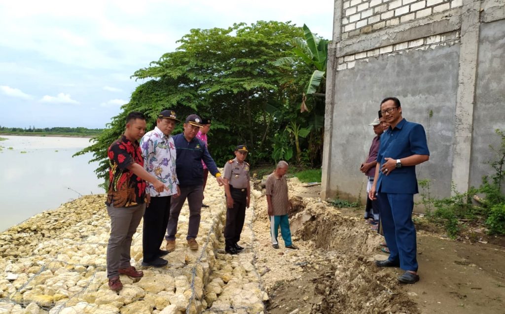 Gedung SMPM 17 Keduyung terancam ambles. Sebab plengsengan batu yang baru dibuat untuk menahan arus air Sungai Bengawan Solo ambles lagi.