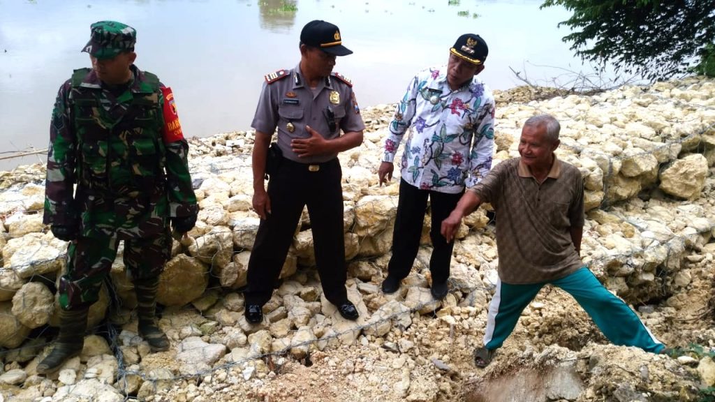 Gedung SMPM 17 Keduyung terancam ambles. Sebab plengsengan batu yang baru dibuat untuk menahan arus air Sungai Bengawan Solo ambles lagi.