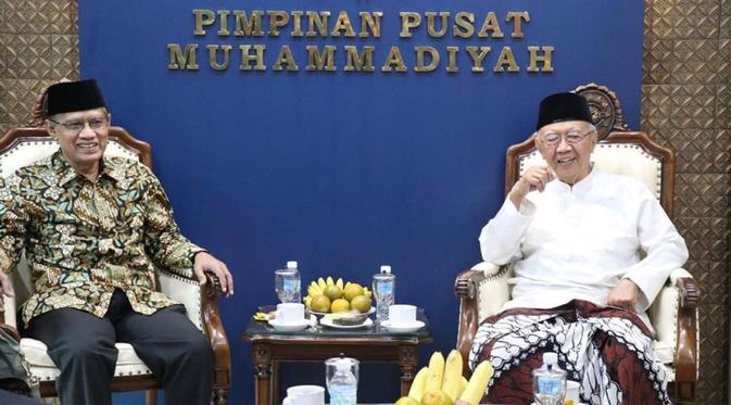 Kenangan Haedar Nashir bersama Gus Sholah ketika bertemu di Kantor Pimpinan Pusat Muhammadiyah di Jakarta. Membangun moderasi Islam. (Dok PPM)