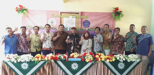 MTsM 5 Daun Bawean Menuju Madrasah Adiwiyaha Provinsi. Tim Pembina dan Penilai Adiwiyata Kabupaten Gresik hadir Jumat (14/2/2020) untuk mempersiapkan.