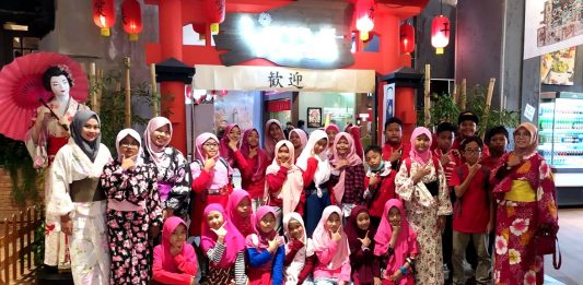 IMG-20200218-WA00Siswa Berlian School Outing Class ke Litle Tokyo di Wagokoro Cafe, Pakuwon Mall Surabaya, Sabtu (15/2/20). Diikuti 26 siswa Ekstrakurikuler Bahasa Jepang.11_EDIT_1