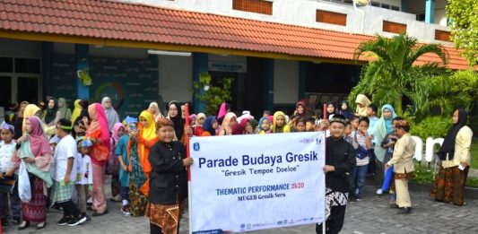 SD Mugeb gelar Parade Budaya Gresik. Acara yang merupakan rangkaian kegiatan Thematic Performance 2020 ini berjalan meriah!
