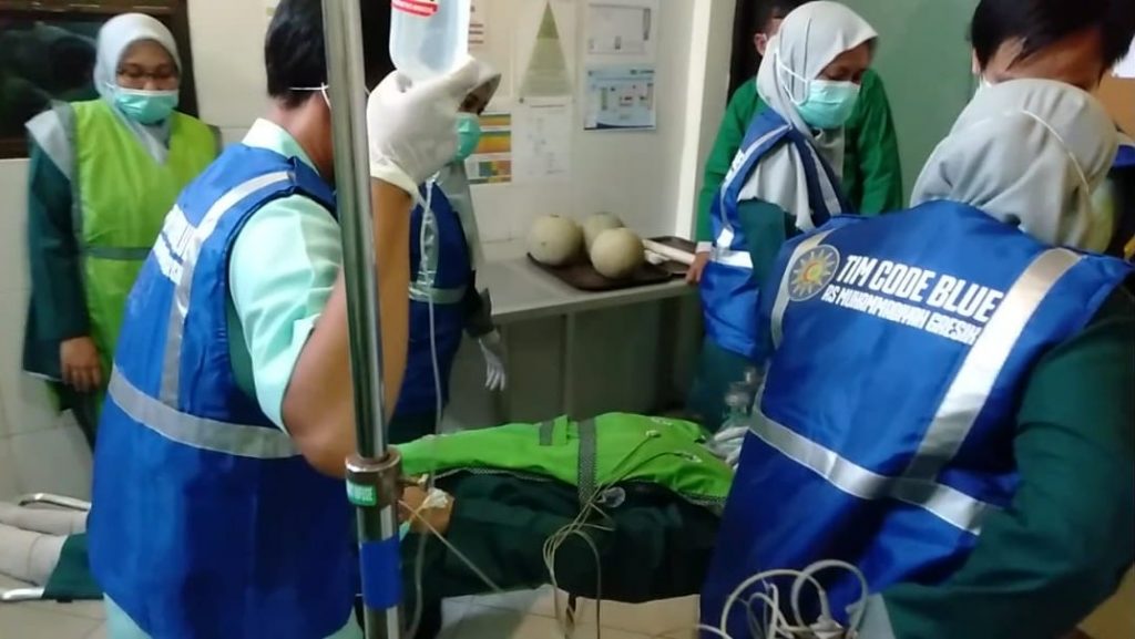 Surveyor bikin kejutan, begini respon tim Code Blue RSMG (Rumah Sakit Muhammadyah Gresik) dalam menangani karyawan yang tiba-tiba jatuh tak sadar diri.