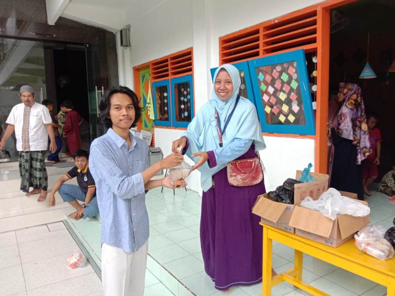 Ikwam TK Aisyiyah 49 Surabaya membagik nasi bungkus di Jumat Berkah. (Hamzah/PWMU.CO)