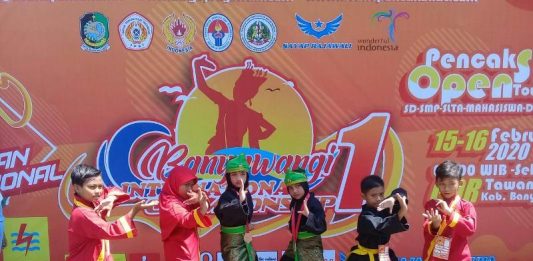 Kejuaraan pencak silat dunia di Banyuwangi pesilat SD Mumtaz merebut lima medali. (Asti/PWMU.CO)