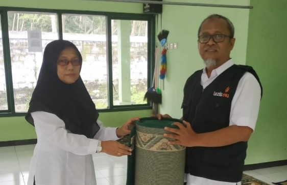 Lazismu Kabupaten Probolinggo memberikan bantuan karpet untuk 2 sekolah, yakni SMPN 2 Banyuanyar dan SMPN 3 Sukapura Satap, Rabu (26/2/2020).