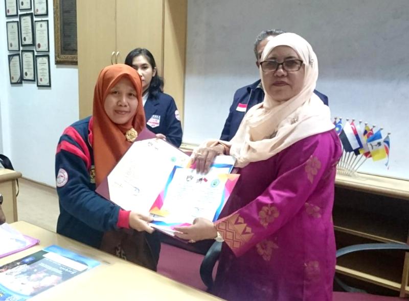 Kepala MIM 1 Pare Eri Nurokhim tanda tangan MoU dengan Kepala Sekolah Kebangsaan Seri Bintang Utara Kuala Lumpur.