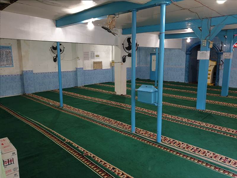 Masjid Sholeh bagian dalam di Kaliasin Gang VIII dikelola PRM Kedungdoro. (Teguh/PWMU.CO)