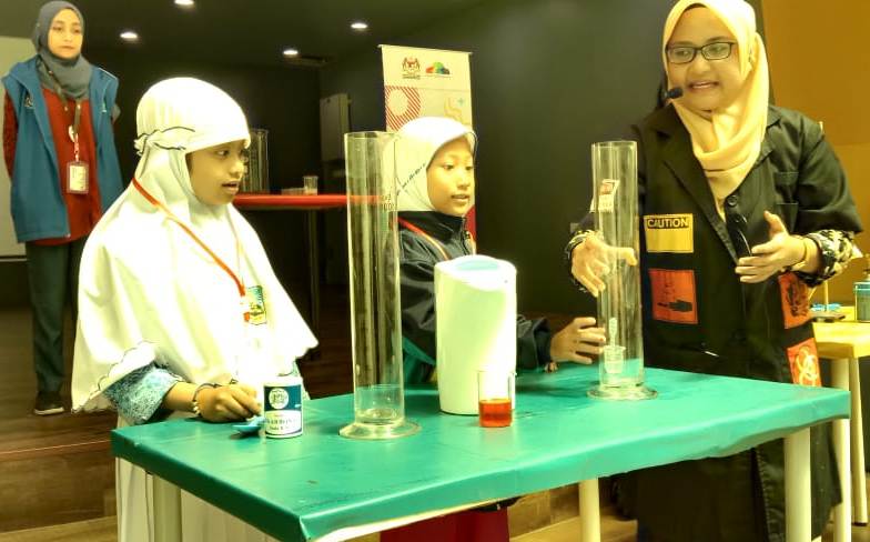 Virgianty Anggraeni, Annisa Alkahfi mencoba praktik sains di Pusat Sains saat muhibah ke Malaysia.